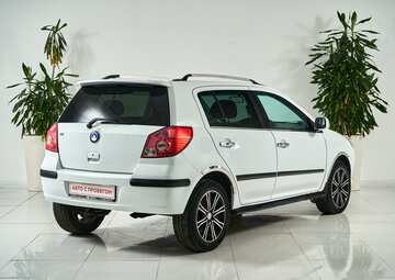 Geely MK Cross Вид 4